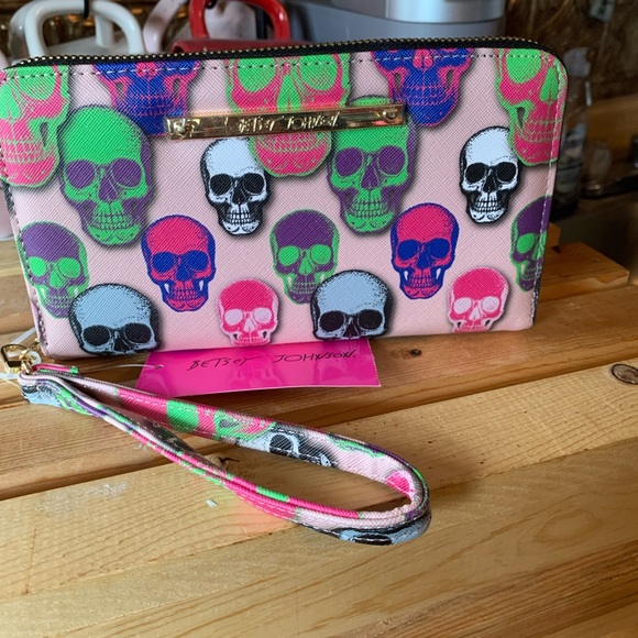 Betsy Johnson Wristlet Skull - Picture 1 of 2